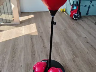 Boksebold med handsker 