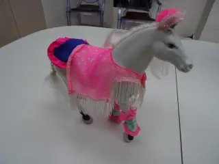 Barbie hest med dragt og udstyr