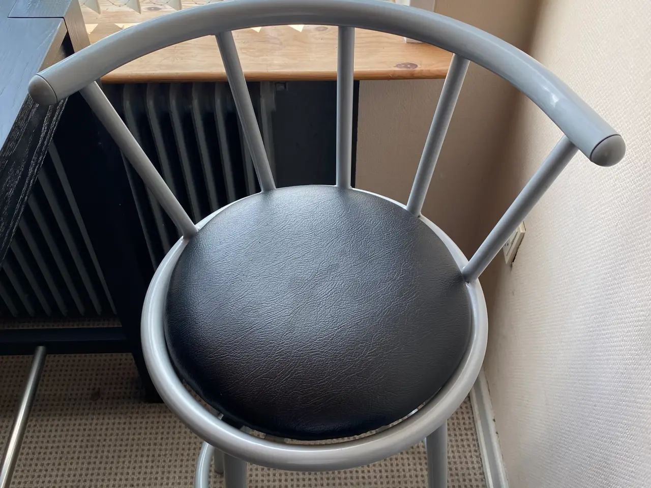 Billede 2 - Højbord og 4 barstole med drejefunktion