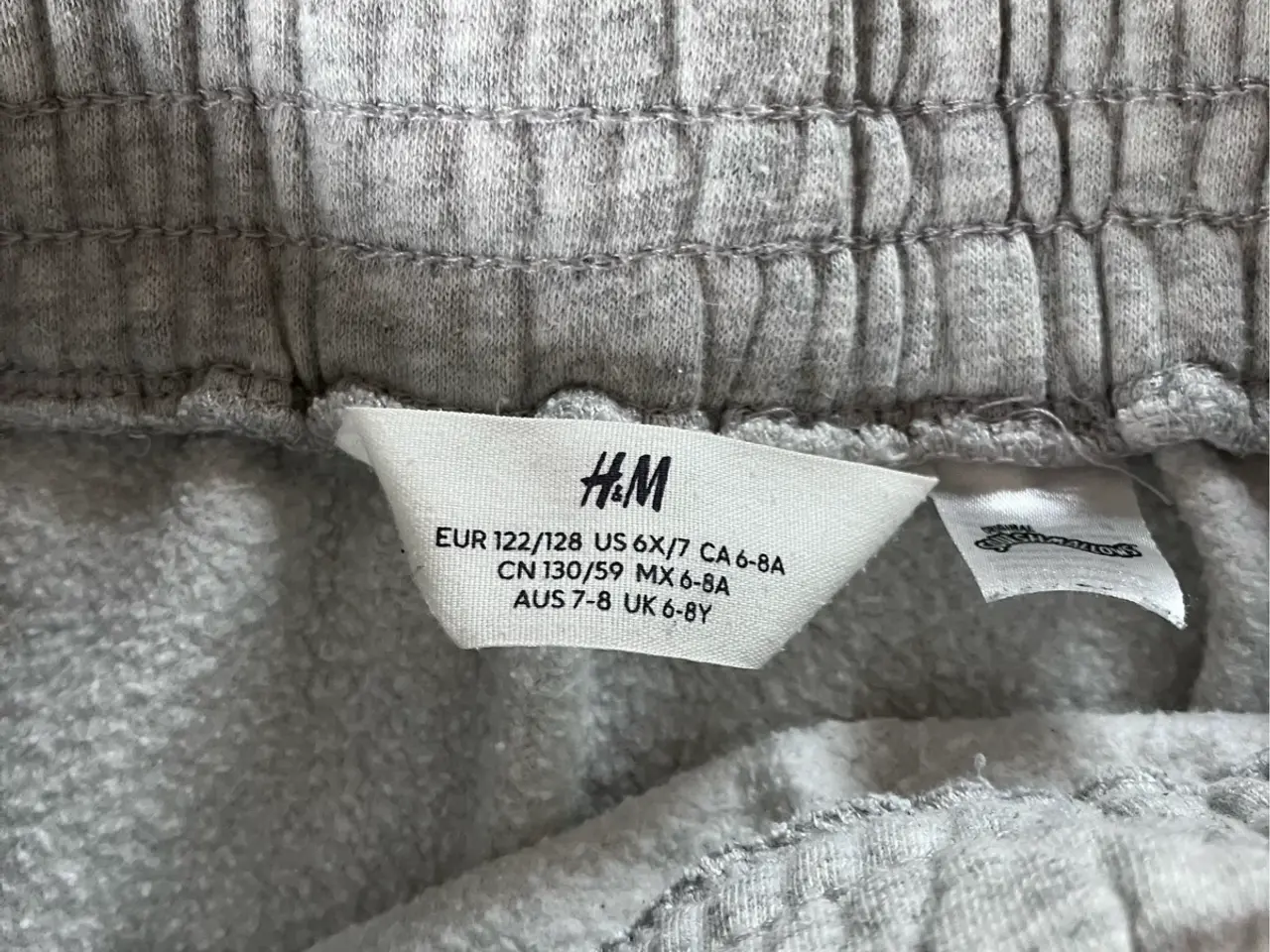 Billede 2 - Lys grå nederdel fra H&M, str. 122/128 6-8 år