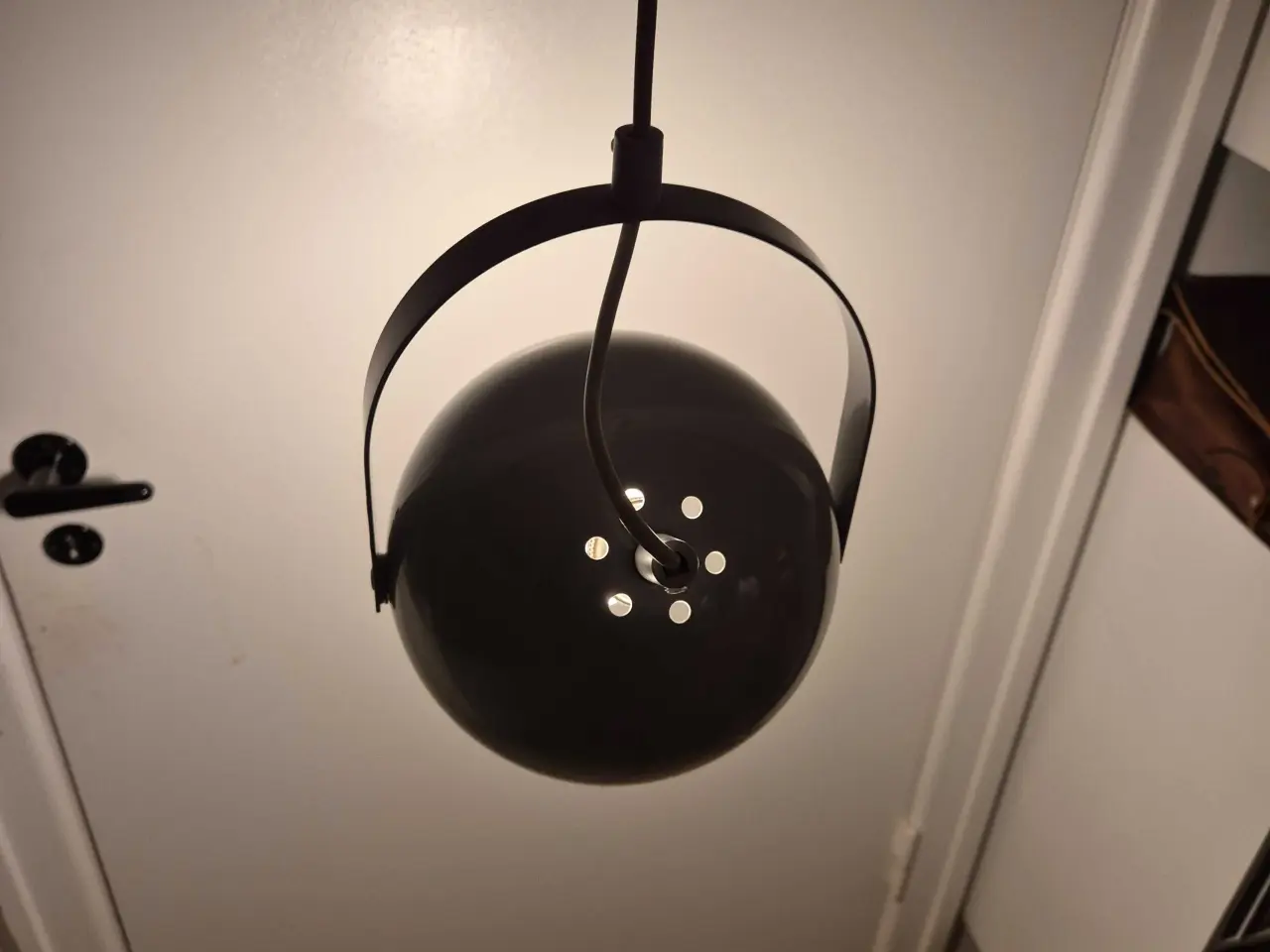 Billede 7 - Hvid kuglelampe med smart vippefunktion
