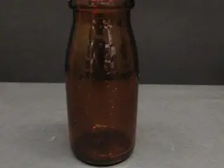 Mælkeflaske Brun - MEGET SJÆLDEN - 1/4 L. 16x6 cm - Kun brugt på et lille mejeri - Uden skår.