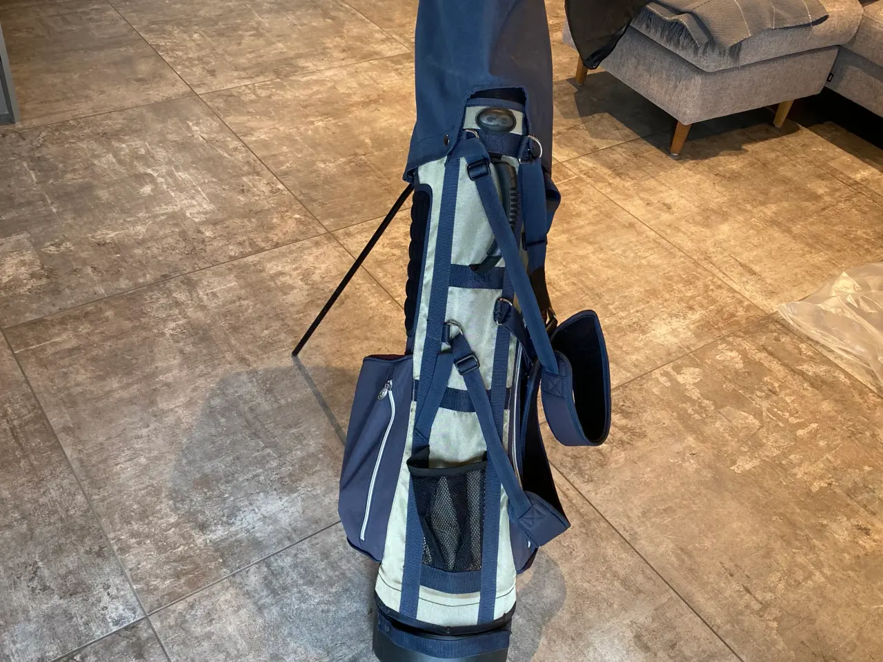 Billede 2 - Golfback med regnslag, tee og bolde m.v.
