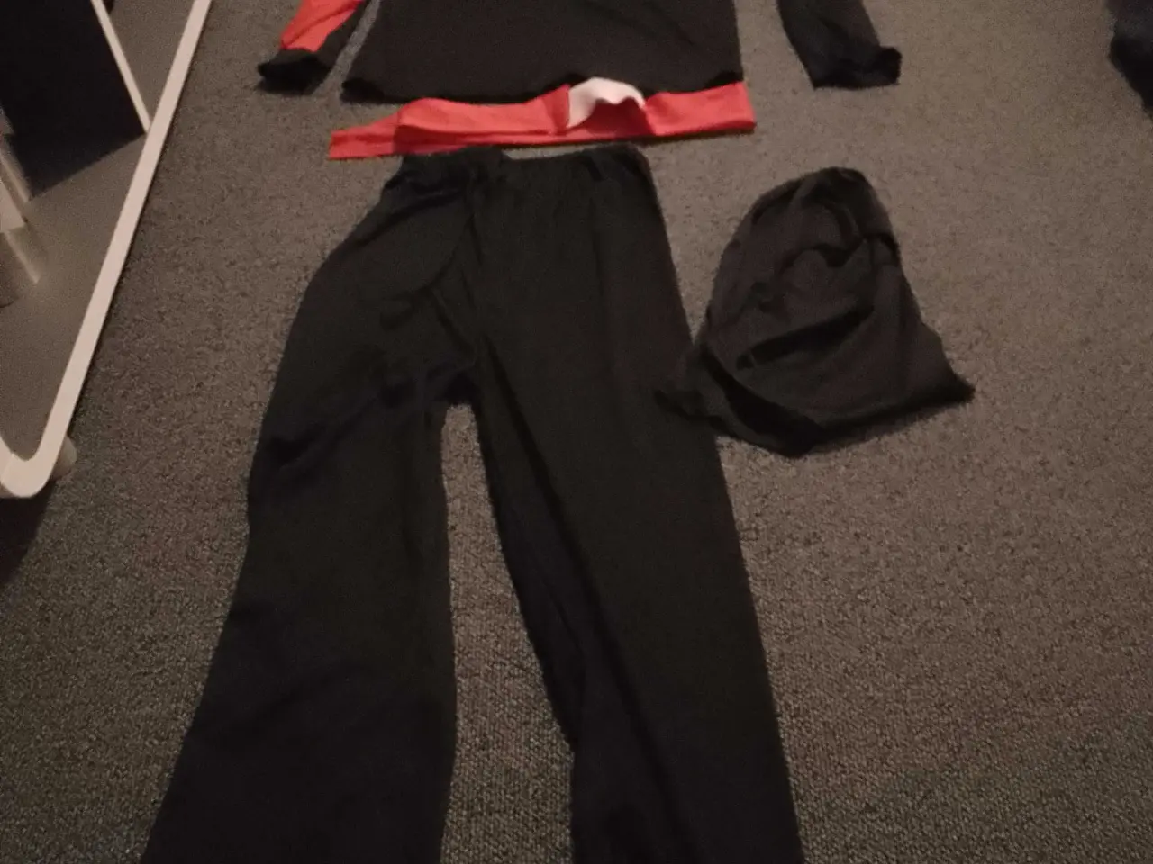 Billede 2 - Ninja dragt 4 dele, str 140