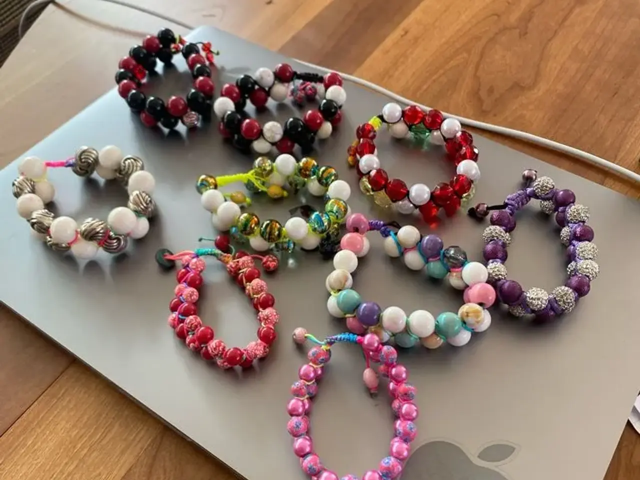 Billede 1 - Nye knyttede armbånd