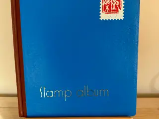 Vintage frimærkealbum med 80 frimærker sælges