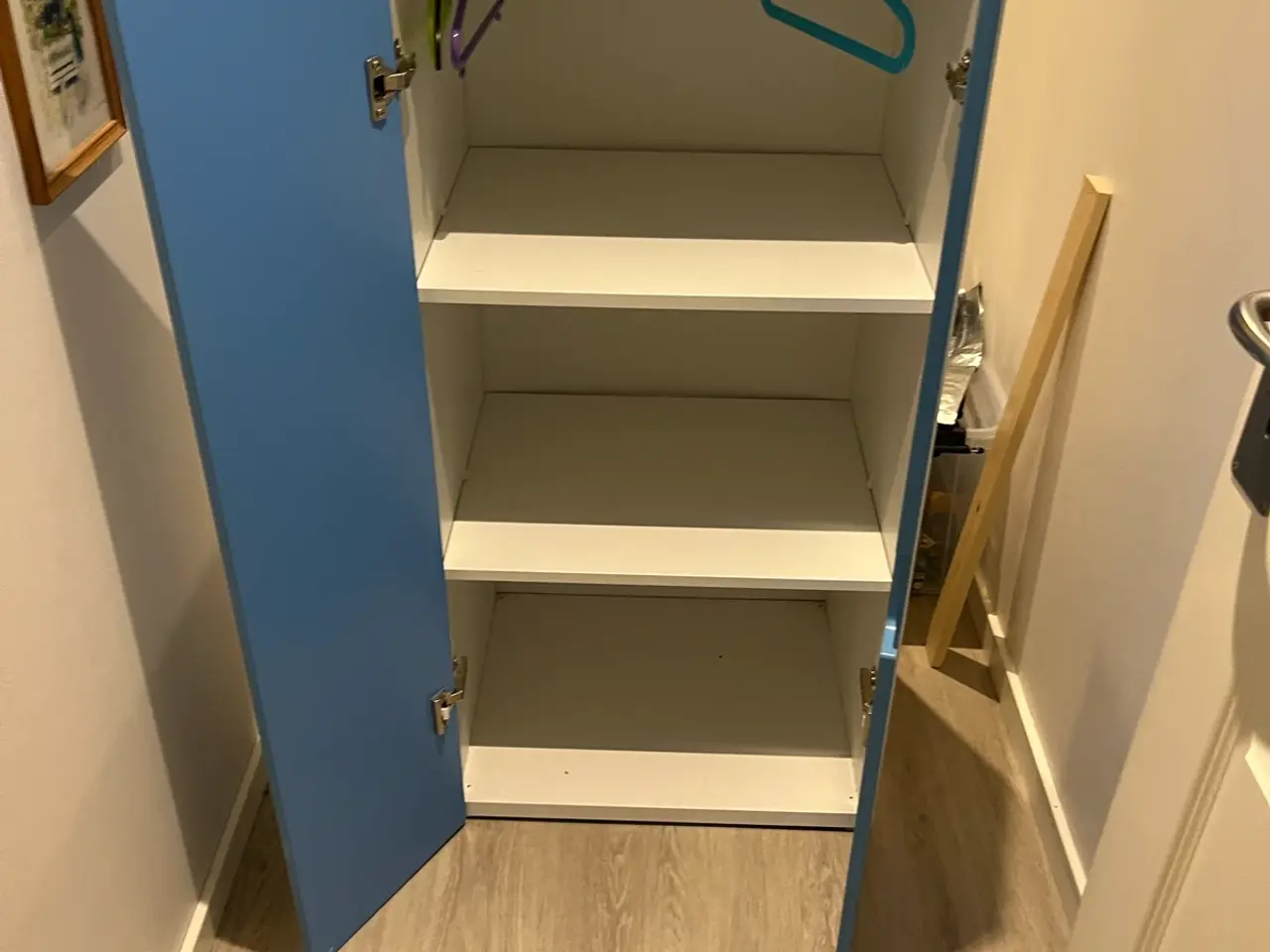 Billede 2 - Klædeskab til børneværelset.