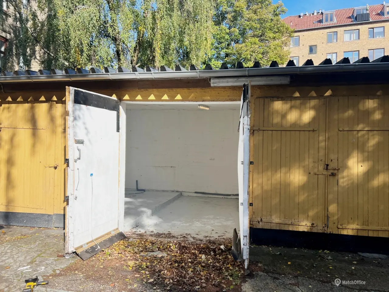 Billede 1 - Stor garage til bil/lager centralt på Frb.