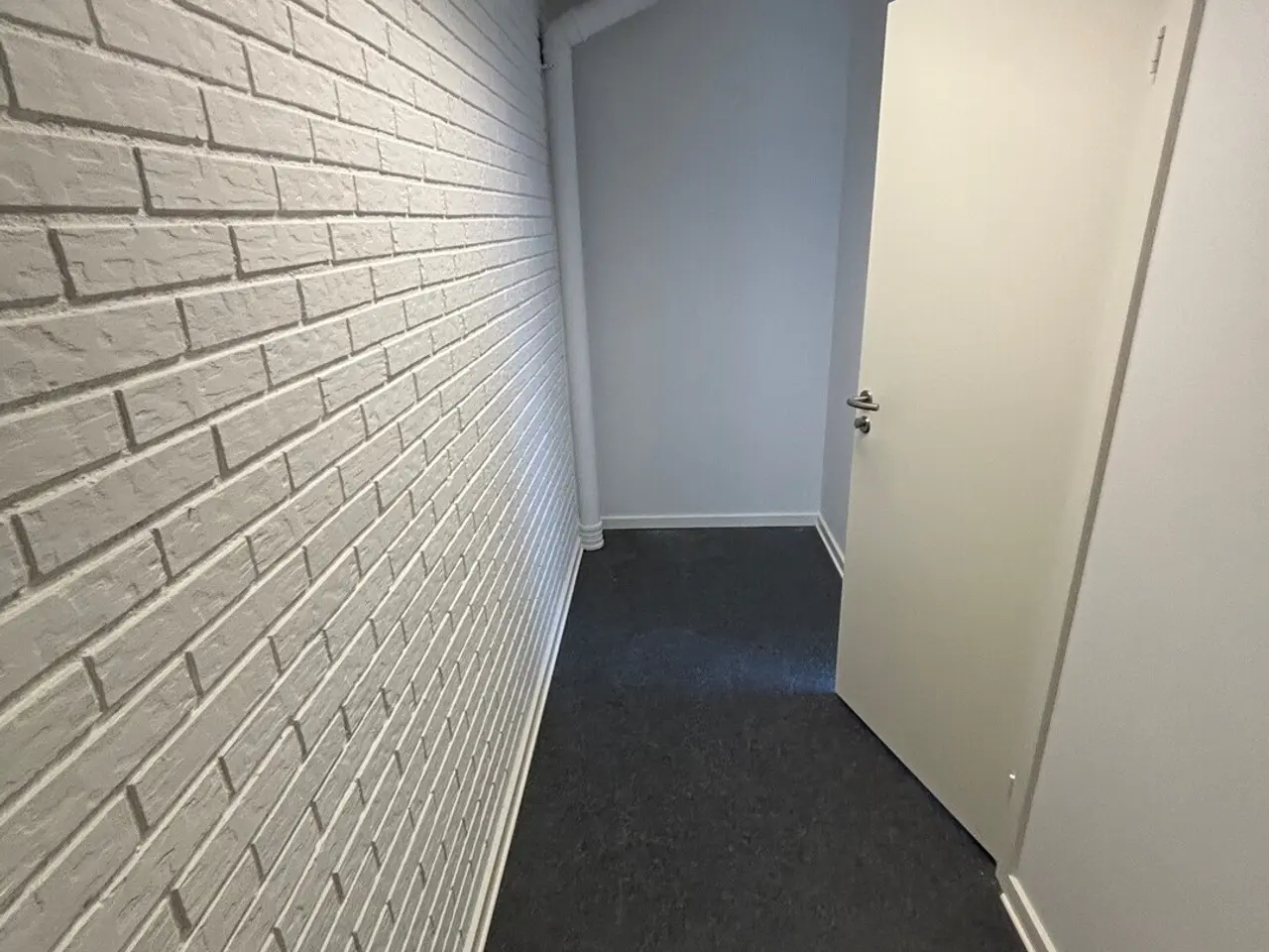 Billede 9 - Præsentabelt kontor på ca. 120 m2 og lager med værksted på ca. 160 m2 udlejes i erhvervsbygning placeret centralt i Farums erhvervsområde med kun 5 minutters kørsel til Hillerødmotorvejen.
