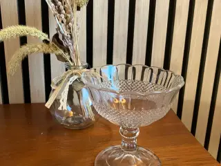 Gammel sukkerskål i presset glas.