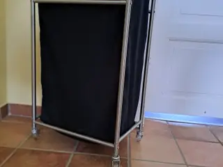 IKEA GRUNDTAL vasketøjskurv med hjul (70 liter)