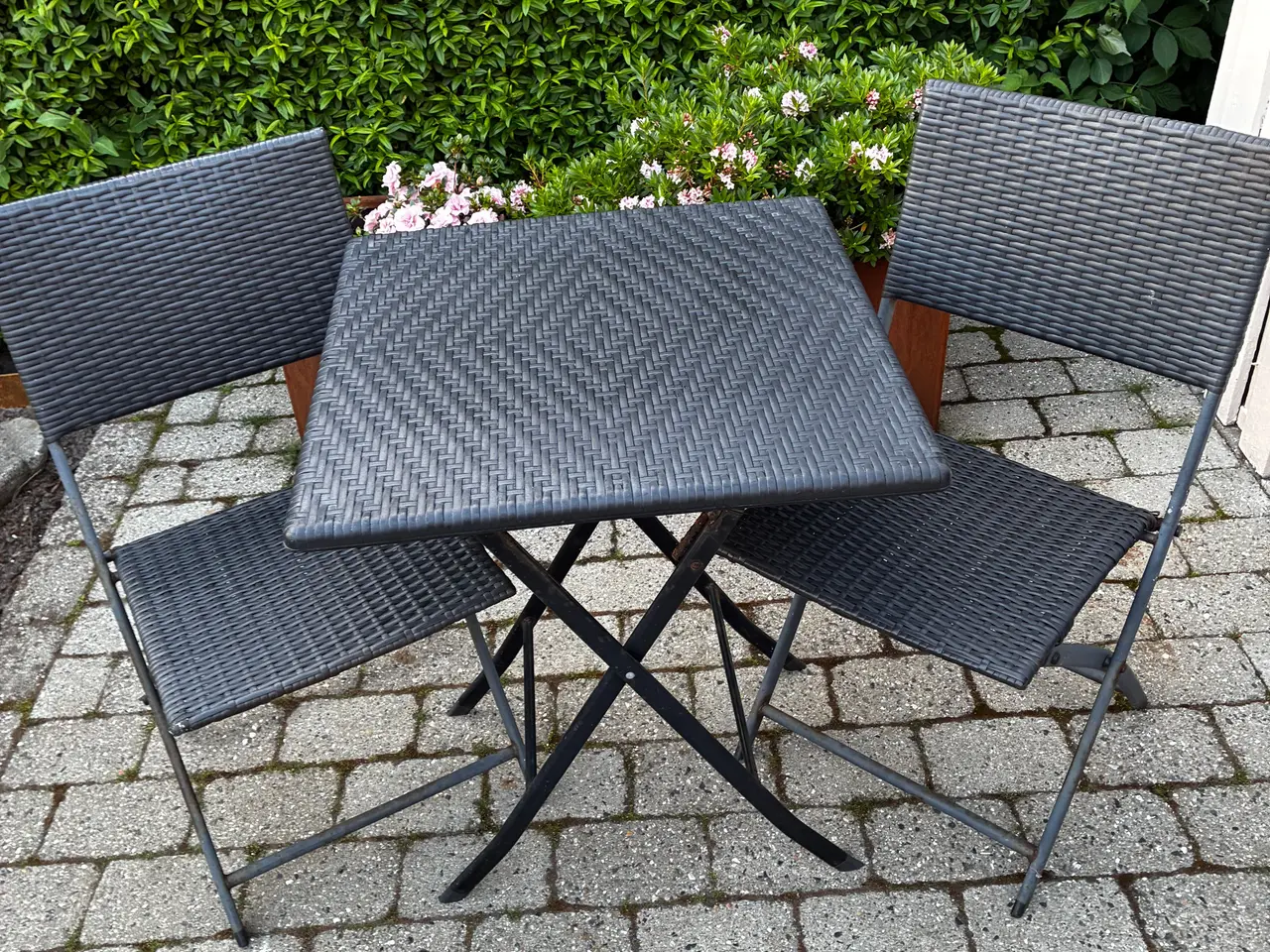 Billede 1 - Cafésæt bord og 2 stole i mørkegrå flet til altan/