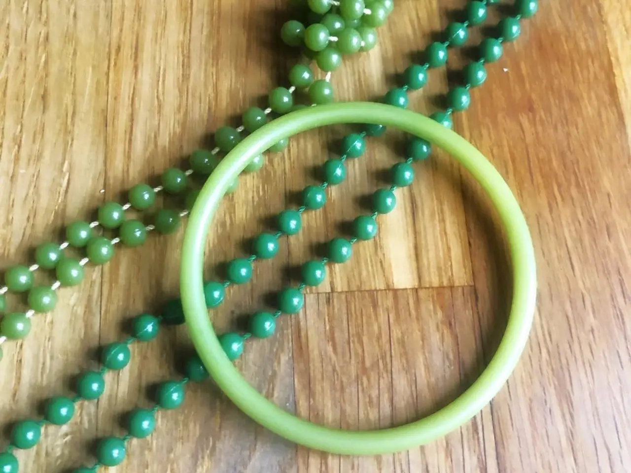 Billede 2 - SMYKKESÆT med PERLEKÆDE og bangle-ARMBÅND