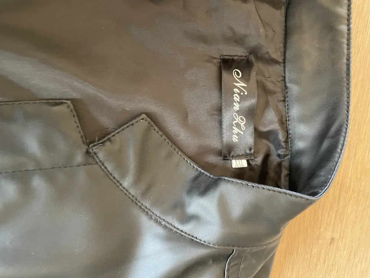 Billede 2 - Vest med broderi 