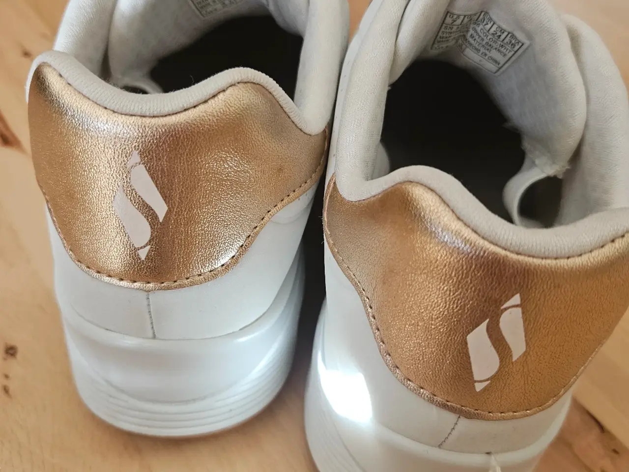 Billede 2 - HVIDE SNEAKERS FRA SKECHERS
