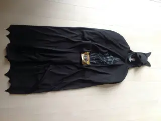 Batmandragt med hætte og kappe