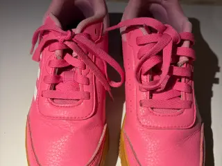 Sneakers str 33