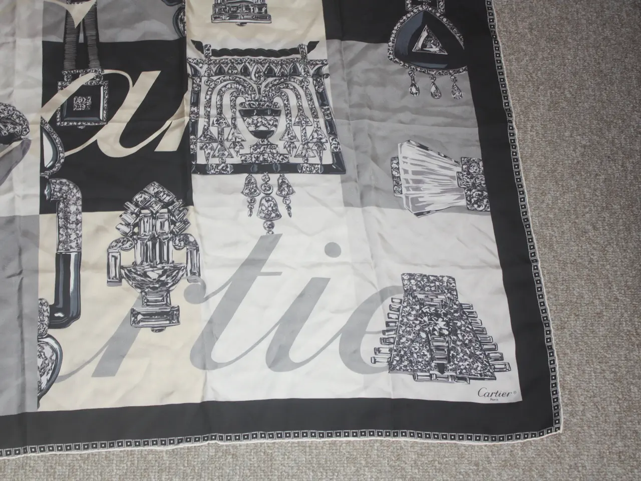 Billede 4 - Cartier silketørklæde med et grafisk print silk