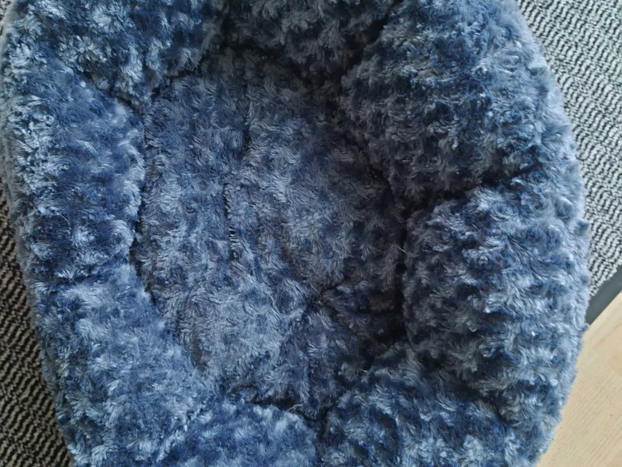 Billede 1 - Hundekurv af plastik med passende betræk