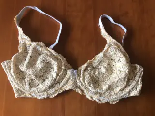 BH fra Fleur i gul med flotte blonder