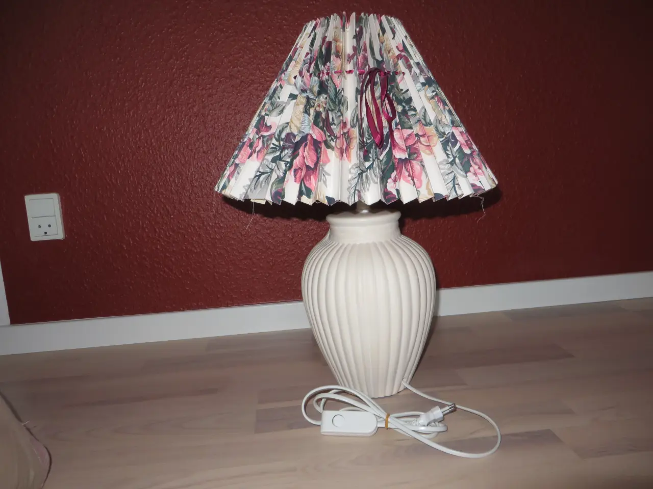 Billede 6 - Anden bordlampe Bordlampe hvid med blomstret skær