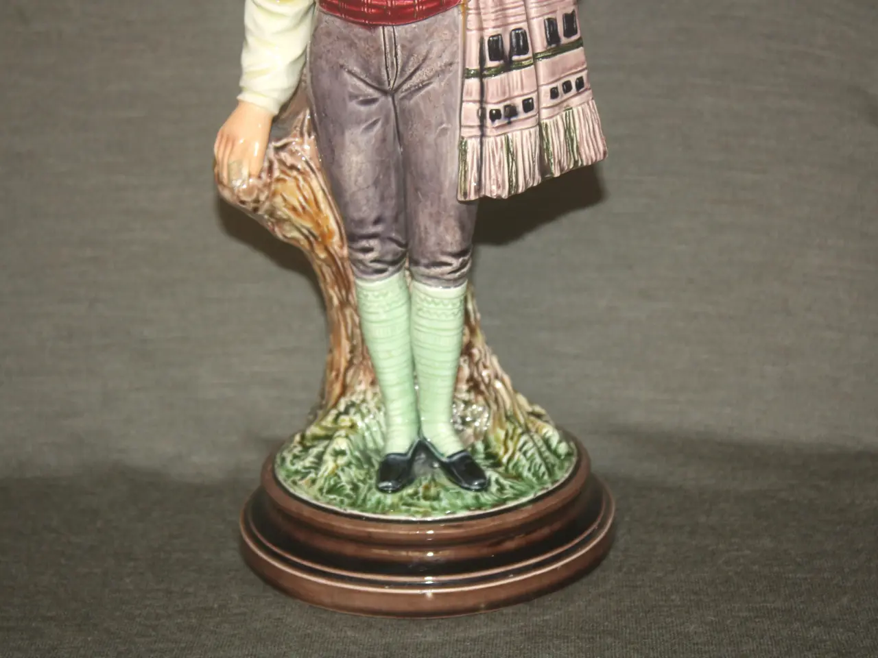 Billede 3 - Antik Figur 33,5 cm med en vase på bagsiden