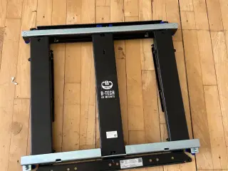 TV holder kan bygges ind i væg så den sidder glat