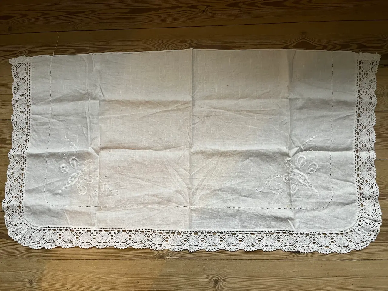 Billede 1 - Kommode dug med blonde kant og broderi