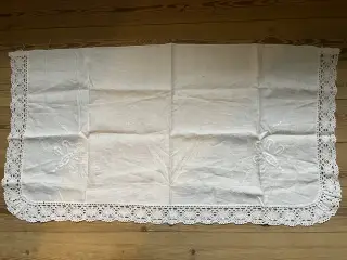 Kommode dug med blonde kant og broderi
