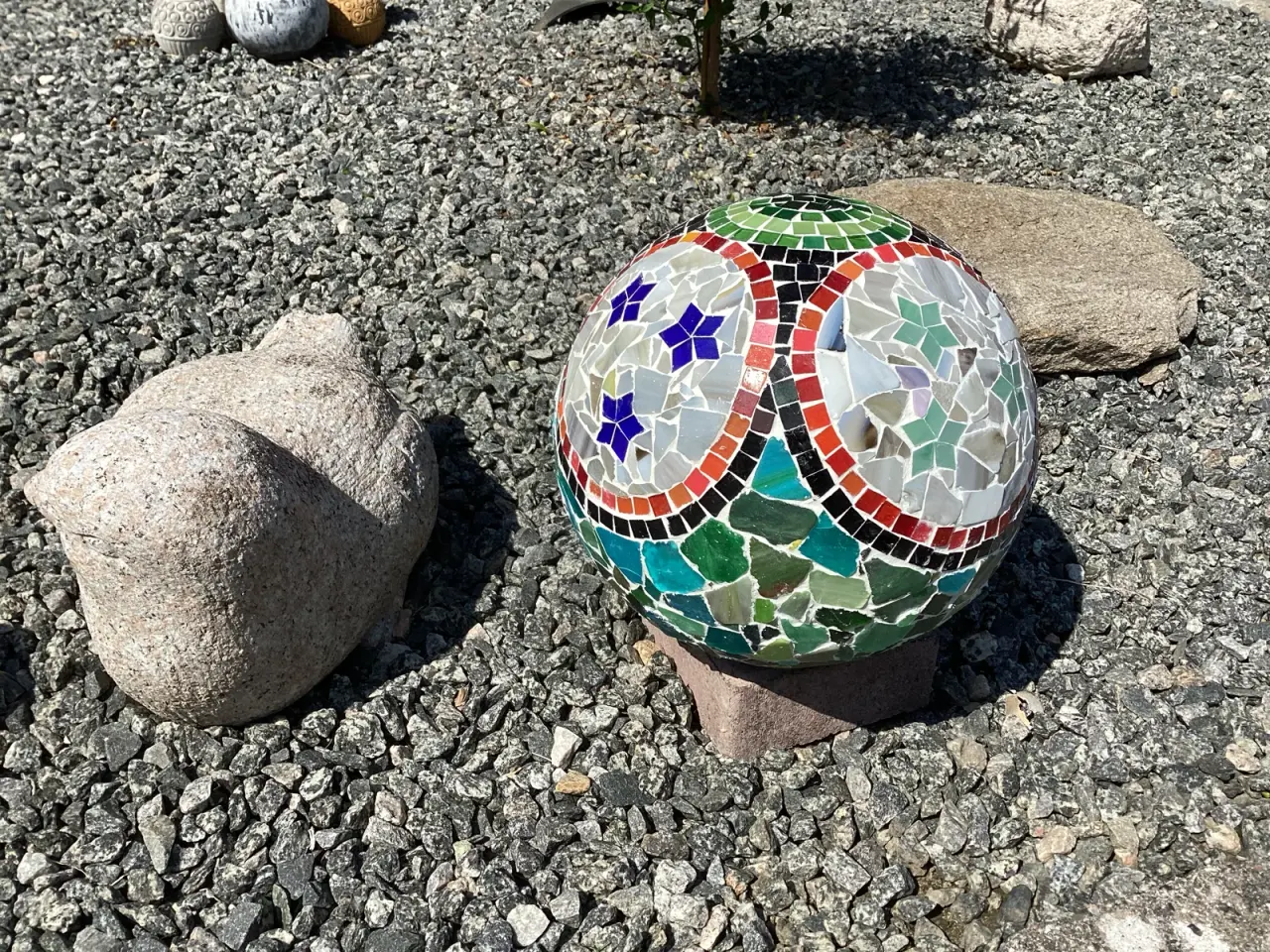 Billede 1 - Beton kugle med mosaik.