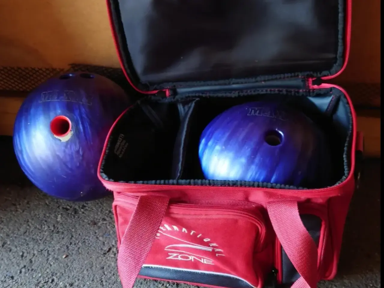 Billede 1 - 2 Bowlingkugler og taske