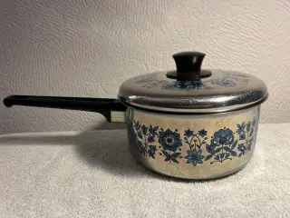Retro Kasserolle med blå blomster.