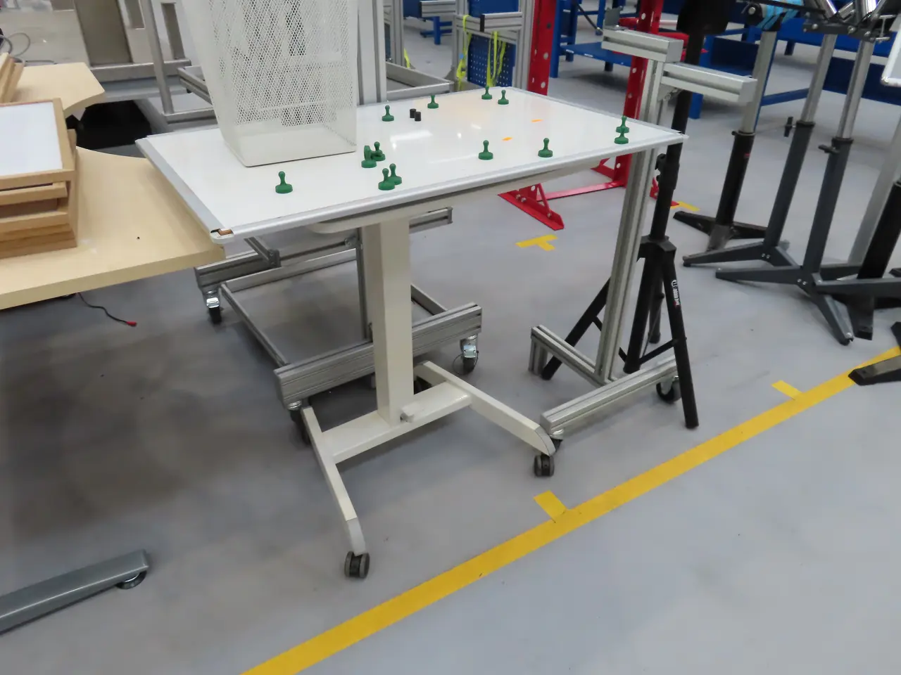 Billede 2 - Arbejdsbord, opbevaringsvogn med løftekroge m.m.