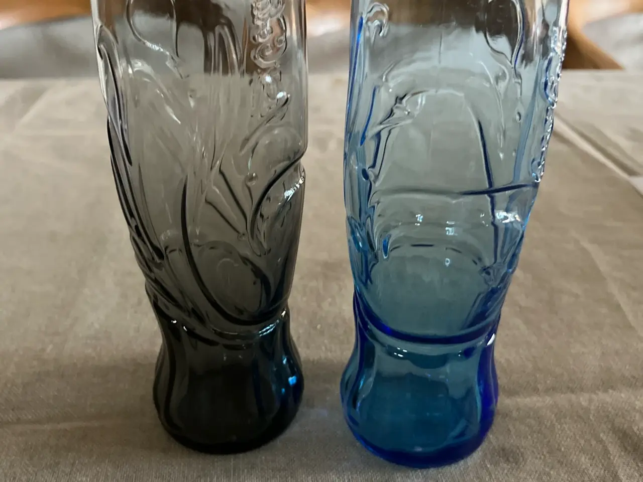 Billede 2 - 2 stk. originale Coca-Cola glas (Blå & Røgfarvet)