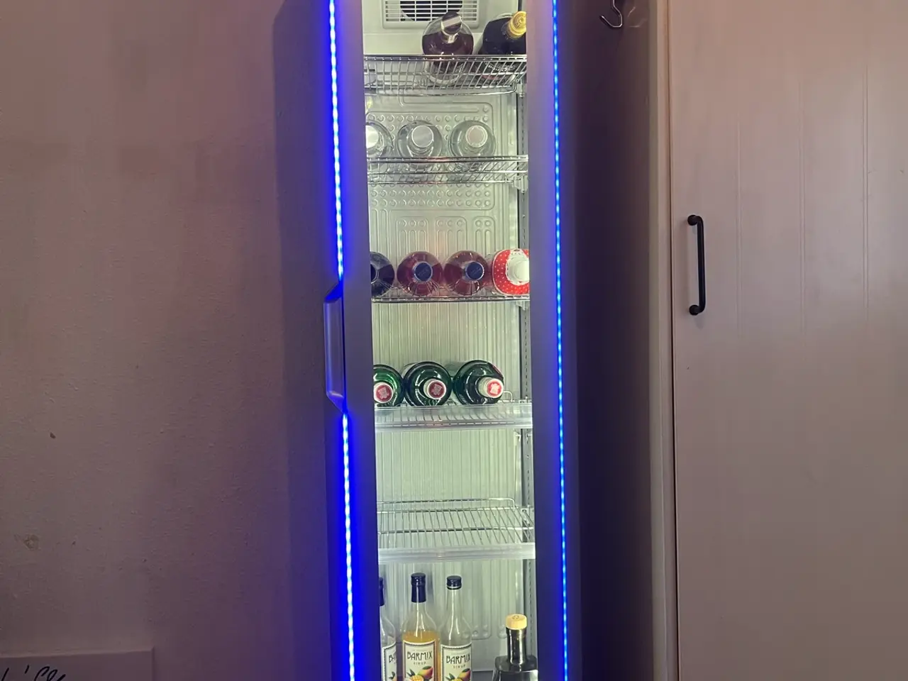 Billede 1 - Originalt Red Bull Slim Mega Cooler – LED og køler