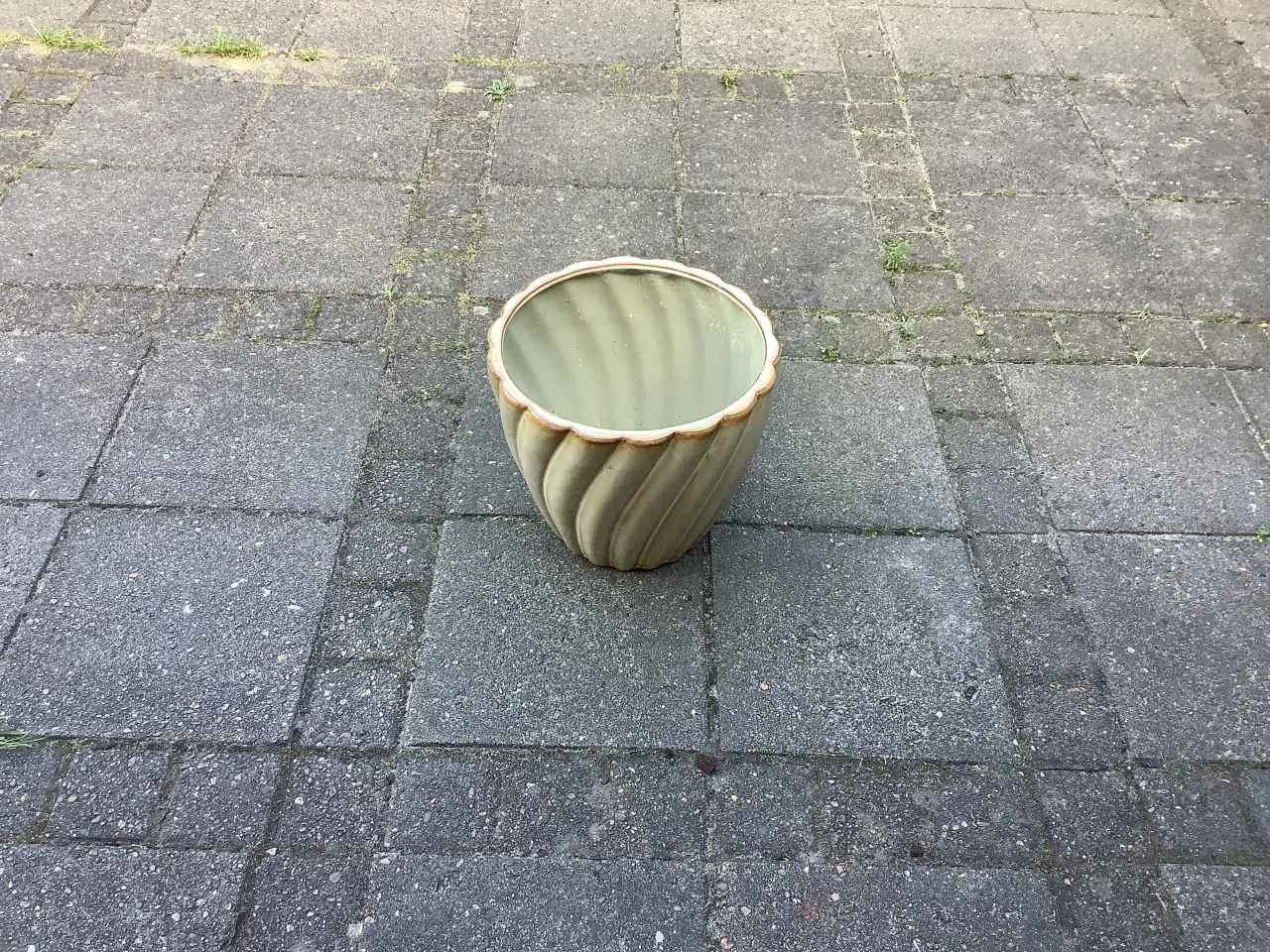 Billede 3 - urtepotter skjuler