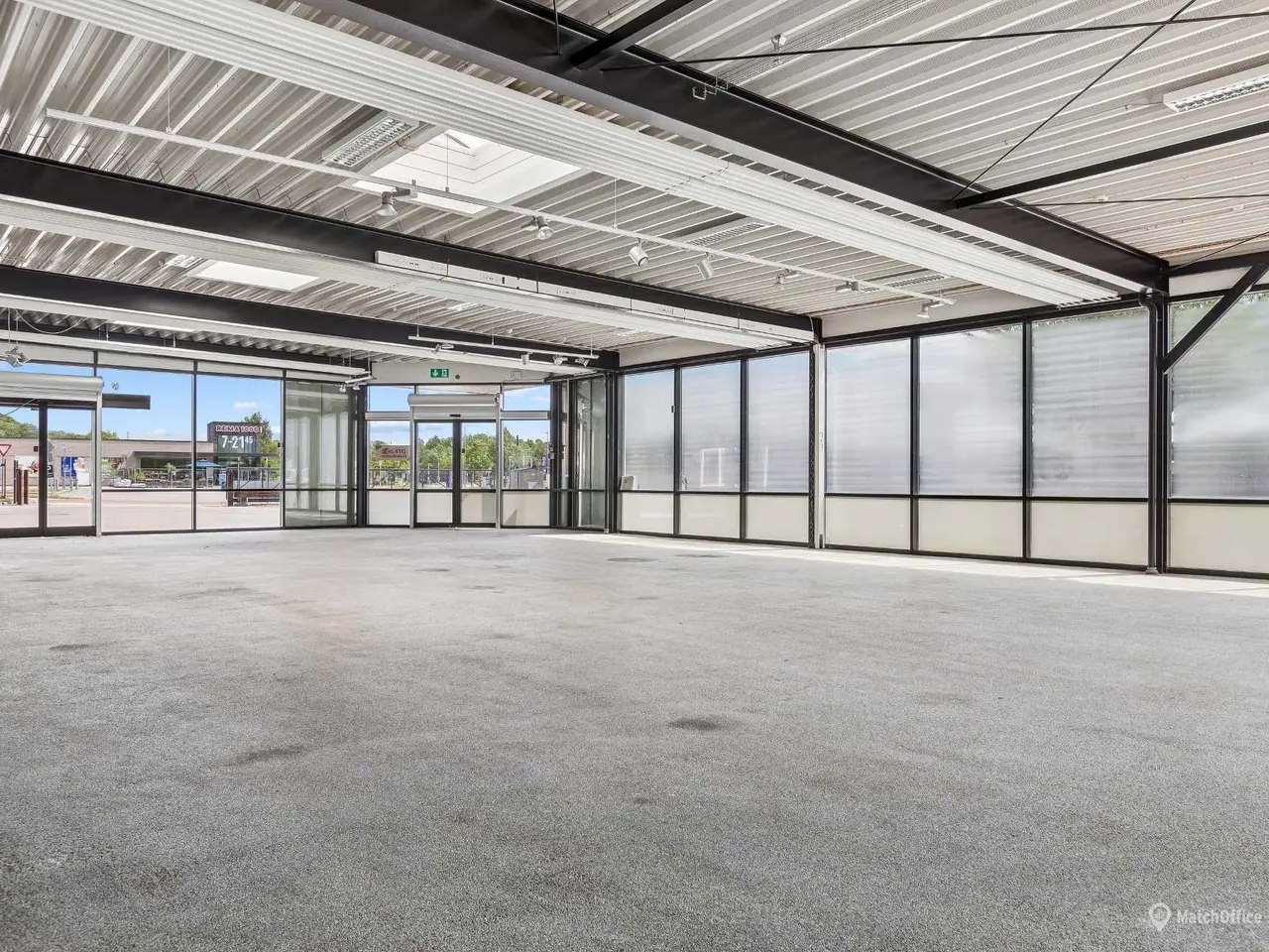 Billede 1 - 1.130 m² nyistandsat lager/showroom og kontor ud til trafikeret vej