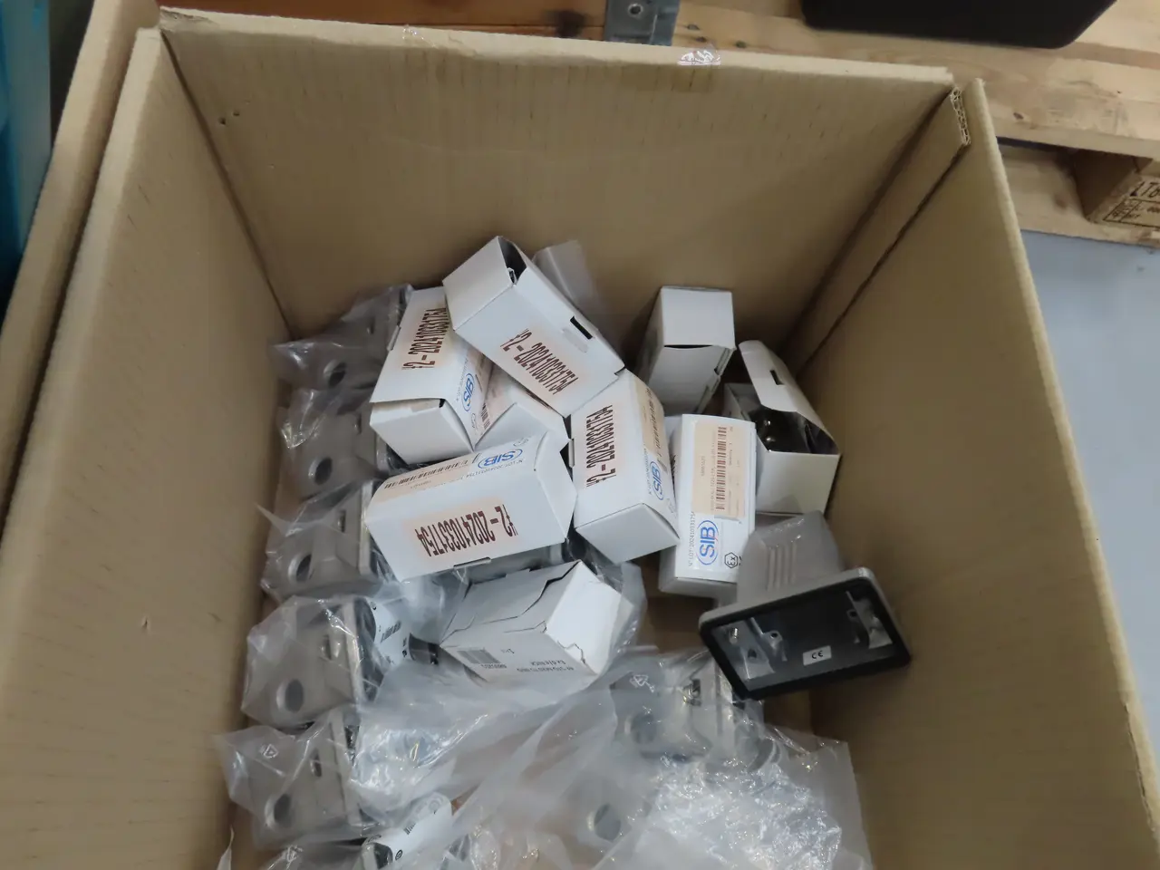 Billede 3 - Palle med div. fittings m.m.