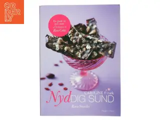 Nyd dig sund : raw snacks af Caroline Fibæk (Bog)