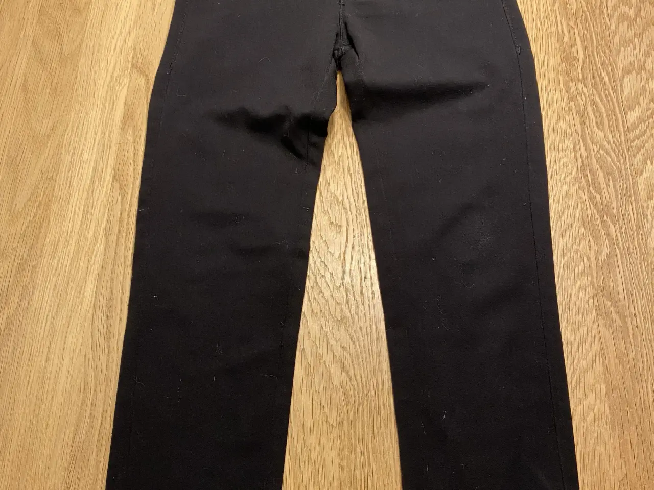 Billede 2 - Skjorte, sorte bukser, vest 110, Hummel jakke 110 
