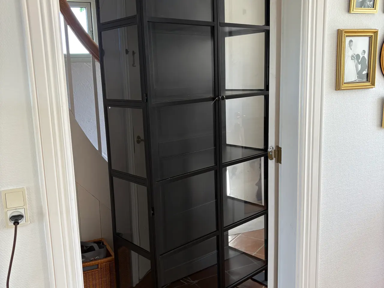 Billede 2 - Sortlakeret stål vitrine.
