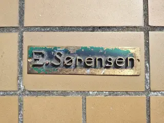 Navneskilt i messing E. Sørensen