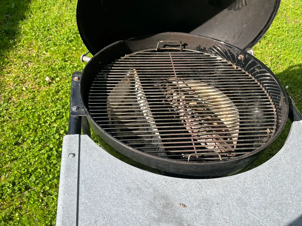 Billede 2 - Weber kuglegrill med bord