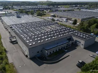 Attraktiv lagerejendom med mange porte. mulighed for fleksible lejemål fra ca. 1.600 kvm til 9.370 kvm. Befæstet areal tilhørende lejemål