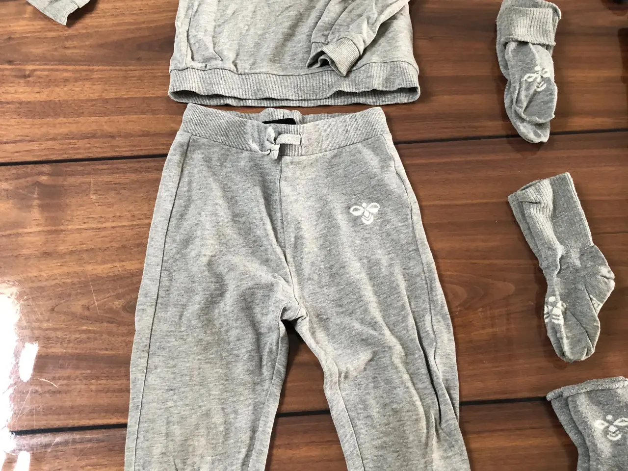 Billede 2 - Hummel joggingsæt str 92. Strømper str 21-23