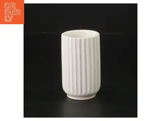 Hvid riflet vase fra Lyngby (str. 8 cm)