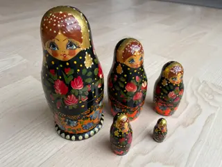 Babuska med 5 dukker