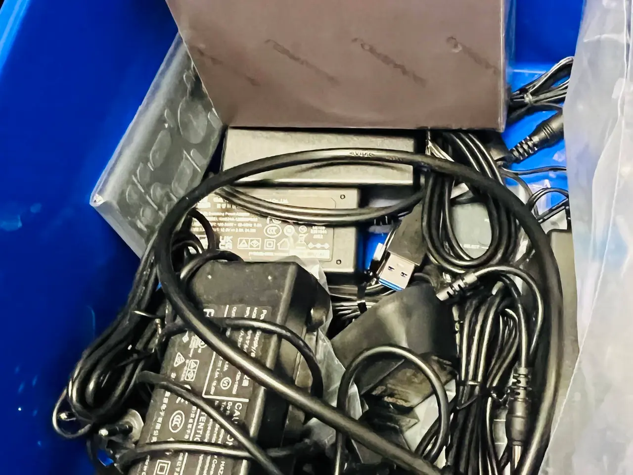 Billede 8 - Trådreol m. indhold - Div. Kabler, Netgear Switch m.m.