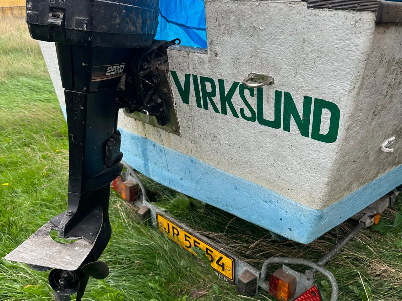 Billede 1 - Ældre jolle med påhængsmotor og bådtrailer