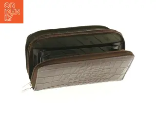 Brun krokodillepræget pung fra Lacoste (str. 21 x. 12 cm)